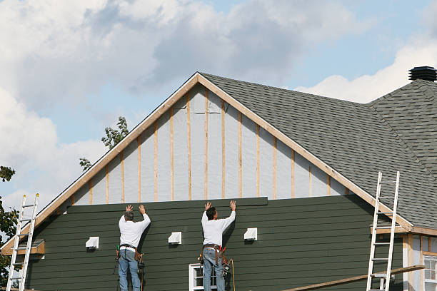 Professional Siding Installation technician working in Warrenton, OR